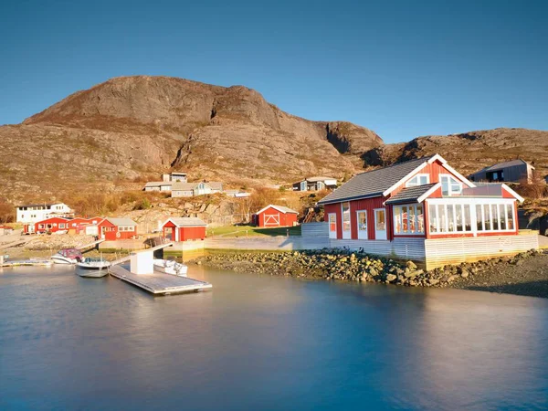 Villaggio di pescatori tradizionali. Cottage sulla costa sull'isola rocciosa. Edificio bianco rosso shinning — Foto Stock