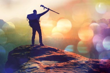  Adam gözlerini gölgeleme. Uçurum kenarı ve derin vadi feryat izlerken yalnız turist.