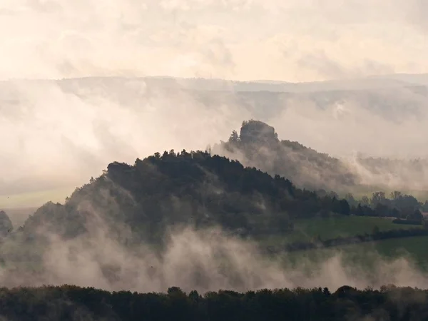 Contouren van forest hills verborgen in de dichte mist. Onduidelijk beeld te contouren van de heuvels — Stockfoto