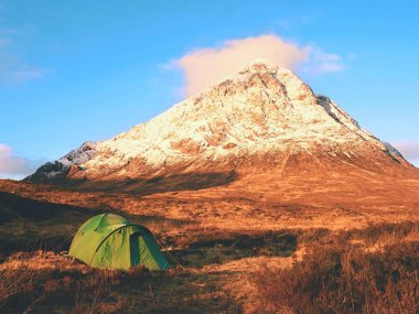 Çayır River dağ Stob Dearg 1021 metre yüksek karlı koni aşağıda yeşil turistik çadır