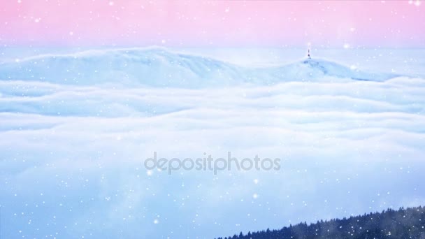 Misterioso paisaje invernal, majestuosas montañas en invierno. Árbol mágico cubierto de nieve de invierno. Tarjeta de felicitación fotográfica. Efecto de luz Bokeh — Vídeo de stock