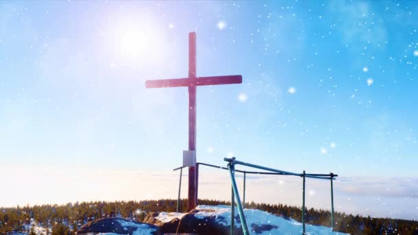 Sommet pointu avec modeste croix surélevée sur le sommet de la montagne . — Video