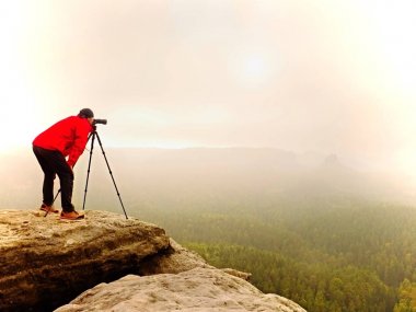 Tripod üzerinde dijital SLR dijital fotoğraf makinesi standı vizör bakarak Photographr. Dağ ve bulutlu manzara fotoğrafçılığı sanatçı