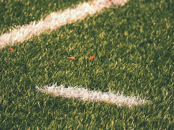 Frontera del campo de juego. Vista de cerca de las líneas blancas en el patio de fútbol. Detalle de a de líneas blancas — Foto de Stock