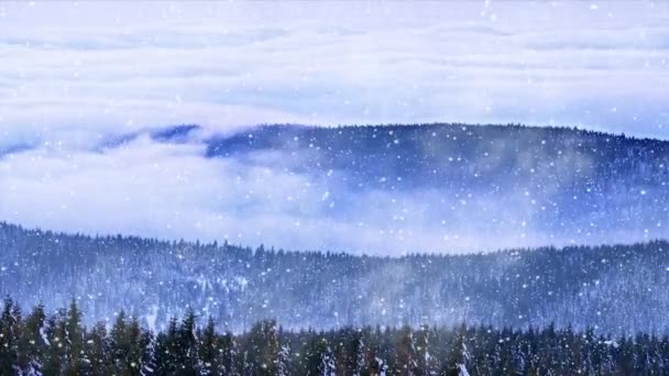 Vista aérea através da neve para montanhas arredondadas e vales cheios de névoa cremosa. Pôr do sol roxo acima do horizonte. Bom dia, montanha enevoada. Sinal de luz solar. Montanhas nascer do sol beleza — Vídeo de Stock