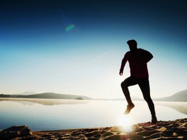  Çalışan adam. Hızlı bir şekilde sabah sahilde çalışan çocuk. Sporcu atlet, koşu adam