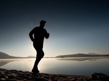  Çalışan adam. Hızlı bir şekilde sabah sahilde çalışan çocuk. Sporcu atlet, koşu adam