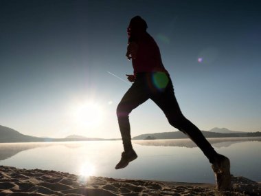  Çalışan adam. Hızlı bir şekilde sabah sahilde çalışan çocuk. Sporcu atlet, koşu adam