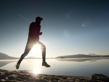  Çalışan adam. Hızlı bir şekilde sabah sahilde çalışan çocuk. Sporcu atlet, koşu adam