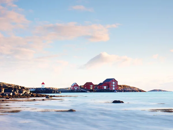 Bâtiments blancs rouges et phare dans petit port, littoral de la mer du Nord froide, Norvège . — Photo