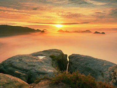 Sonbahar sabahı, derin vadi hafif sis tam maruz rock üzerinde görüntüleyin. Daybreak içinde rüya gibi puslu manzara