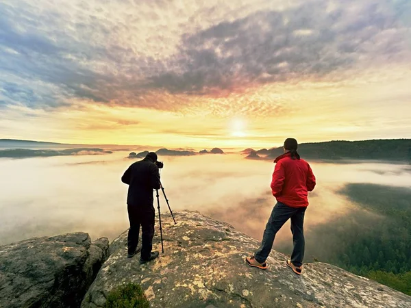 Silhuetas de fotógrafos masculinos. Homens na montanha, dois homens tirando fotos no outono amanhecer — Fotografia de Stock