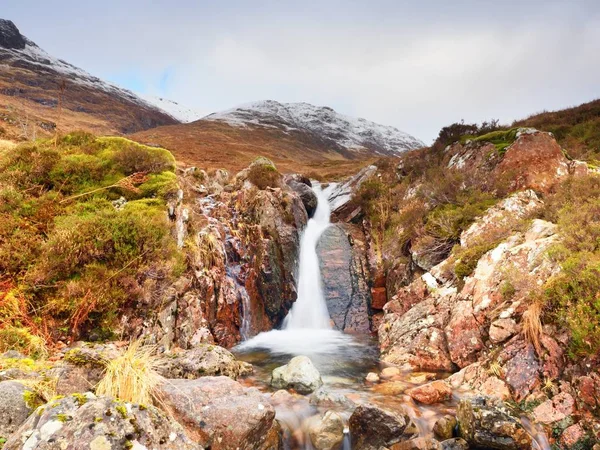 Rapids in kleine waterval op stroom, Higland in Schotland een vroege lente. Besneeuwde bergtoppen — Stockfoto