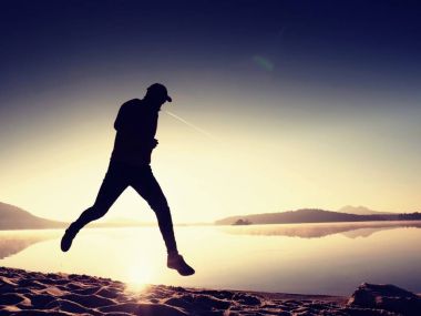 Sabah denize koşan adam. Her gün sabah egzersiz