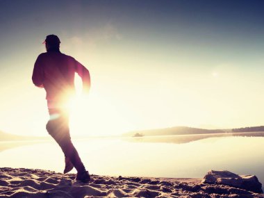 Sabah denize koşan adam. Her gün sabah egzersiz