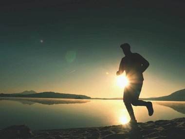 Sabah denize koşan adam. Her gün sabah egzersiz