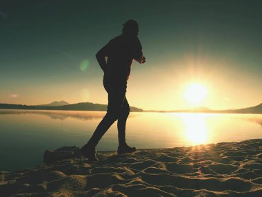 Sabah denize koşan adam. Her gün sabah egzersiz