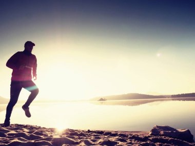 Sabah denize koşan adam. Her gün sabah egzersiz