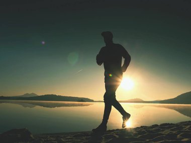 Sabah denize koşan adam. Her gün sabah egzersiz