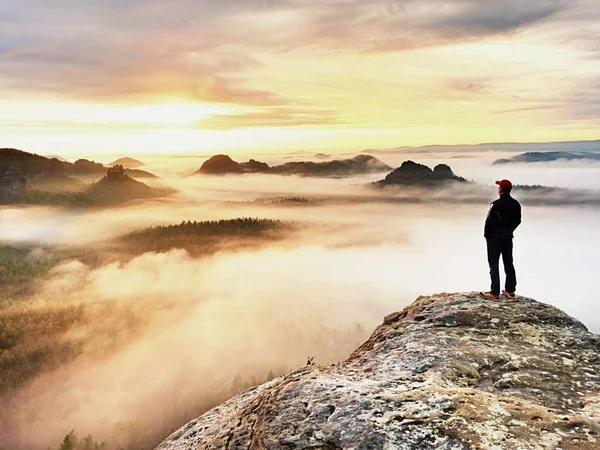 Mann Silhouette bleiben auf scharfen Felsen Gipfel. Wanderer genießen die Aussicht. großer Mann auf felsiger Klippe — Stockfoto