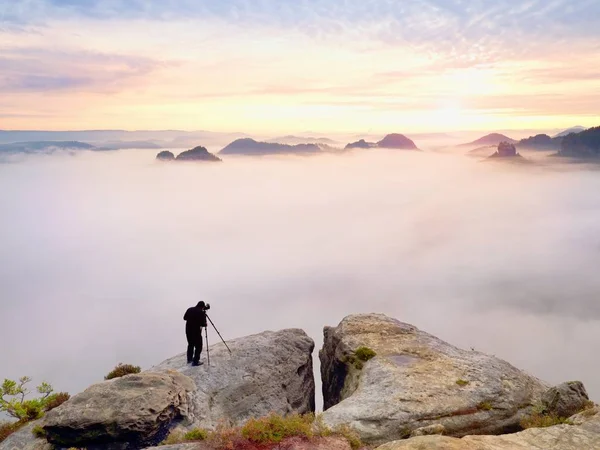 Photographe encadrant l'image avec un œil sur le viseur. Passionné de photo profiter du travail, automne nature — Photo