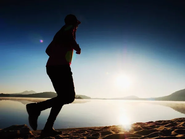 朝の海で走っている男。各日の朝の運動 — ストック写真