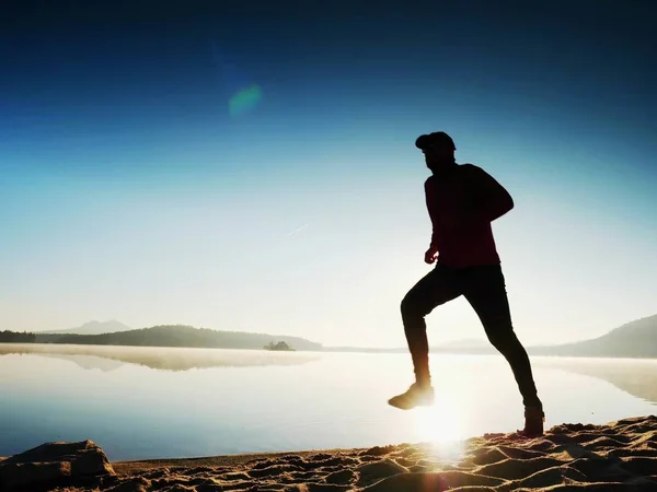 Hombre corriendo en el mar de la mañana. Todos los días entrenamiento por la mañana — Foto de Stock