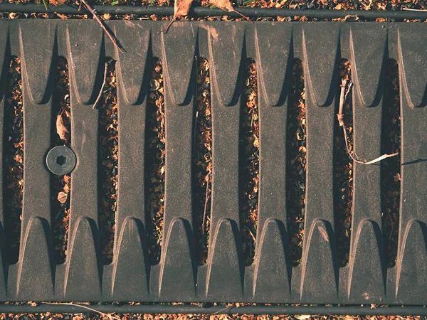 Metal gratinado cobrir sistema de drenagem no meio da grama cortada — Fotografia de Stock