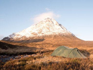 Çayır River dağ Stob Dearg 1021 metre yüksek karlı koni aşağıda yeşil turistik çadır