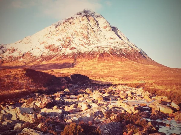 Nehirde Coupall Delta Nehri'ne Etive. Karlı dağ Stob Dearg 1021 metre yüksek konisi.