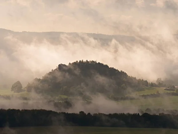 Contouren van forest hills verborgen in de dichte mist. Onduidelijk beeld te contouren van de heuvels — Stockfoto