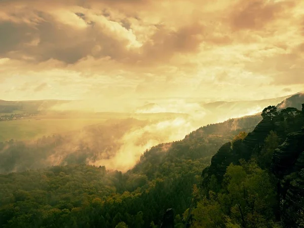 Contouren van forest hills verborgen in de dichte mist. Onduidelijk beeld te contouren van de heuvels — Stockfoto