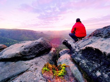 Rock İmparatorluğu'na tek adam turist sit. Vadi yukarıda maruz kayalık tepe noktasıyla görünümü.