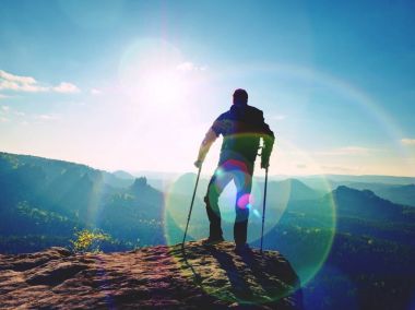 Engelli adam kenarında ön kol koltuk değneği ile. Sargı koltuk değneği ile bacak zarar