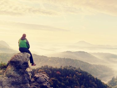Uzun yürüyüşe çıkan kimse bir dinlenme dağ tepe üzerinde çıkart. Adam keskin zirvesinde oturmak ve muhteşem manzarasının tadını çıkarın. 