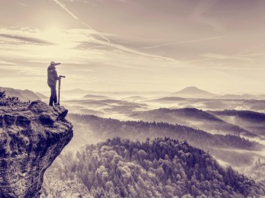 Fotoğrafçı peyzaj görünüyor ve sessizliği dinlemek. Adam alır fotoğraflar için fotoğraf makinesi hazırlamak 