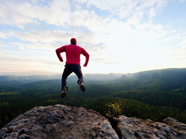 Mann Springt Gefährlich Auf Die Kante Mann Springt Junger Mann — Stockfoto