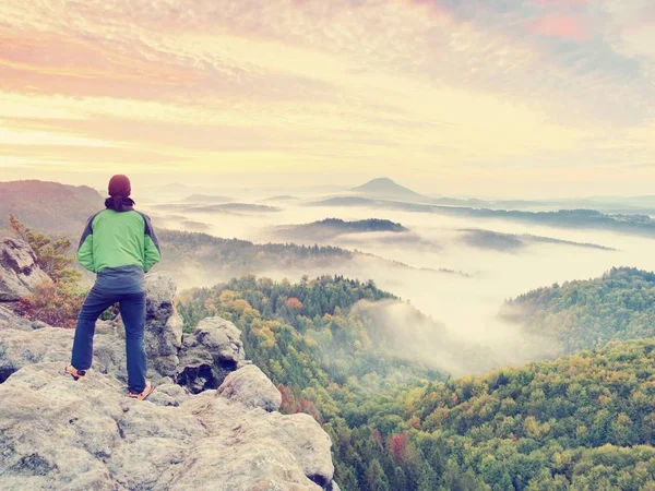 男は、夜明け内岩ピークに滞在し、霧の風景を見る. — ストック写真