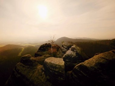 Dolunay gecesi gündoğumu içinde bir güzel dağ Bohemian-Saxony İsviçre ile.