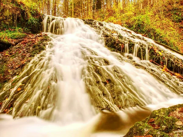 Hösten vattenfall i basalt rock. Shinning strömmar och många löv färgglada på banker — Stockfoto