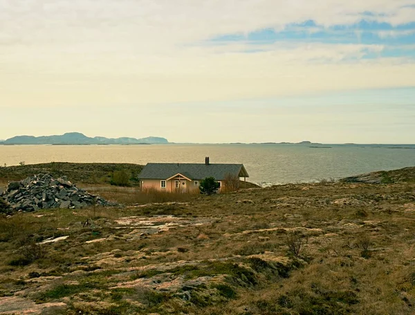 Modernes steinernes Einfamilienhaus am Frühlingsstrand, Insel Norwegen. ein traditionelles Steinhaus — Stockfoto