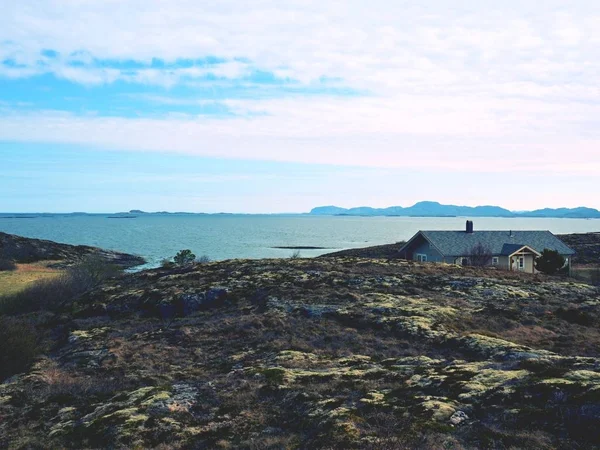 Bahar deniz, Norveç ada Modern taşlı müstakil ev. Geleneksel bir taş ev — Stok fotoğraf