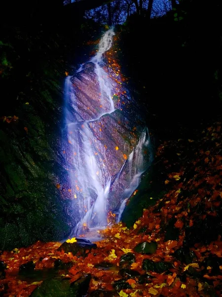 Lichtmalerei im nächtlichen Wasserfall. weißer Wasserfall am Gebirgsbach. verschwommenes, schäumendes Wasser — Stockfoto