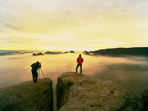 Pessoas apenas tirando fotos, turistas no ponto de vista com vista para a montanha de manhã . — Fotografia de Stock