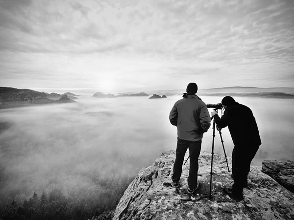Σιλουέτες άνθρωπος φωτογράφων. Άνδρες στο βουνό, δύο άνδρες λήψη φωτογραφιών σε Ανατολή Φθινοπωρινό πρωί — Φωτογραφία Αρχείου