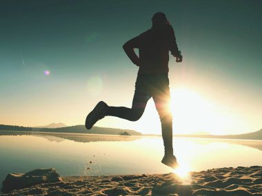 Adam güneş gözlüğü, Kırmızı beysbol şapkası ve siyah spor giyim çalışan ve kumsalda egzersiz kırmızı.