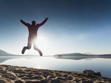 Adam güneş gözlüğü, Kırmızı beysbol şapkası ve siyah spor giyim çalışan ve kumsalda egzersiz kırmızı.