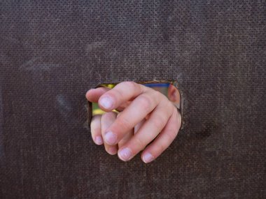 Çocuklar el ile çocuklar Bahçesi ahşap Tırmanma duvar merdiveninde delikten küçük parmak