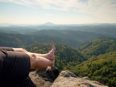 Çıplak erkek ayak tepe üzerinde adım olun. Kumtaşı kaya Vadisi ayakkabı olmadan yorgun yürüyüşçü ayakları ile yukarıda.  