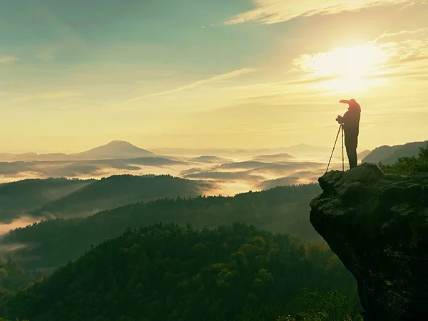 Fotoğrafçı peyzaj görünüyor ve sessizliği dinlemek. Adam alır fotoğraflar için fotoğraf makinesi hazırlamak — Stok fotoğraf